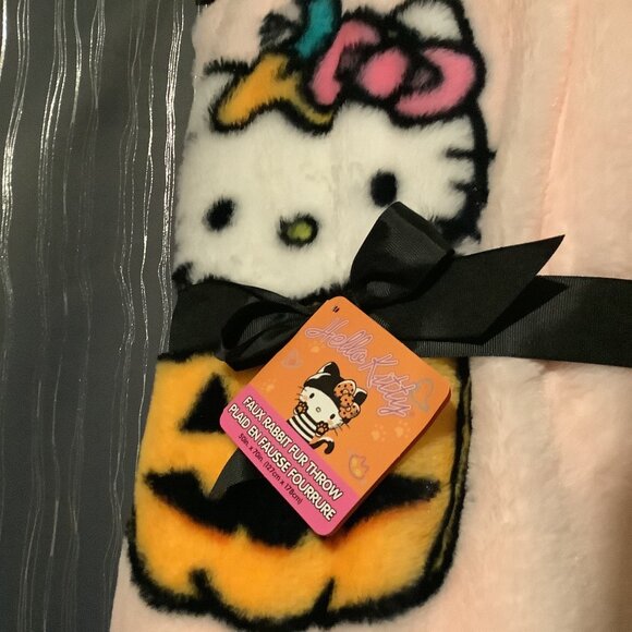 Hello Kitty Halloween Blanket - Picture 2 of 3